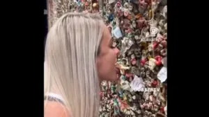 filmiii-Viral: Streamer Licks Used Gums on Seattle's Iconic Gum Wall