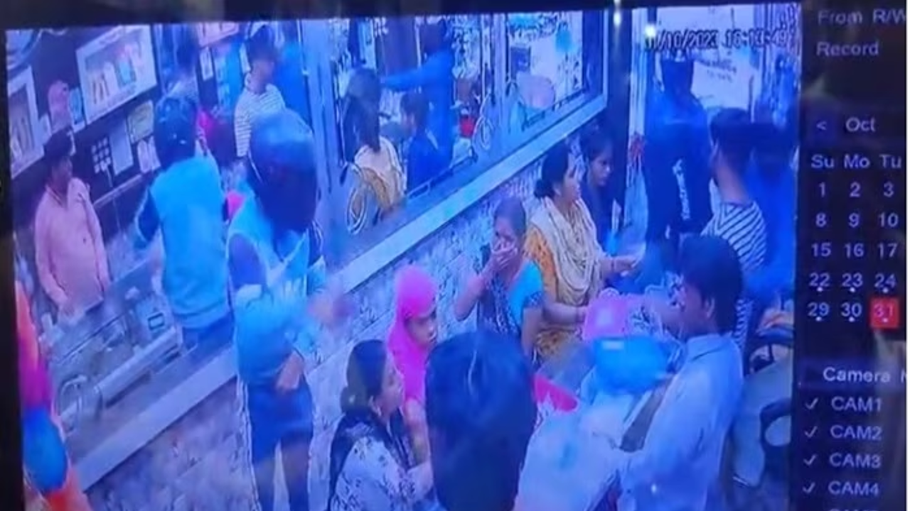 Viral: Caught on Camera: Gunpoint Robbery Strikes Jewelry Store in Delhi